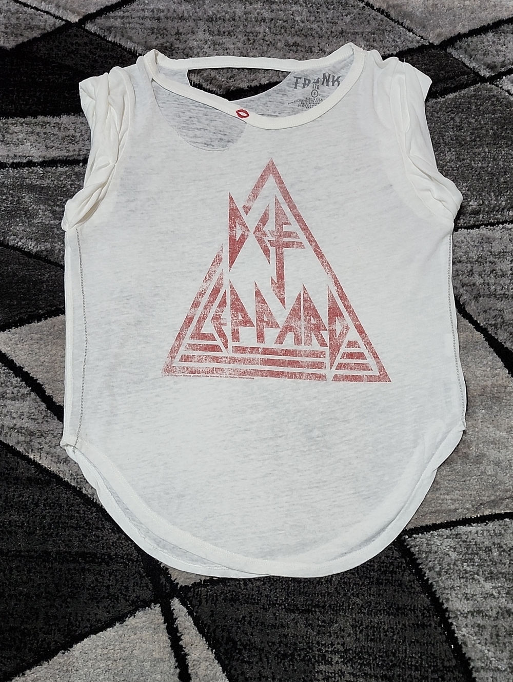 DEF LEPPARD BURNOUT WHITE DISTRESSED CUTOUT TRUNK LTD. GRAPHIC CAP TEE-SHIRT